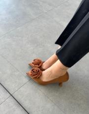 mitoma sivri burun ön gül aksesuar detay arkası açık kadın topuklu ayakkabı taba