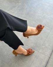 mitoma sivri burun ön gül aksesuar detay arkası açık kadın topuklu ayakkabı taba 3