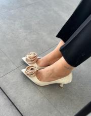 mitoma sivri burun ön gül aksesuar detay arkası açık kadın topuklu ayakkabı bej saten