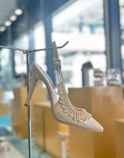 siesta sivri burun toka ve üst taş detay arkası açık kadın topuklu ayakkabı bej rugan